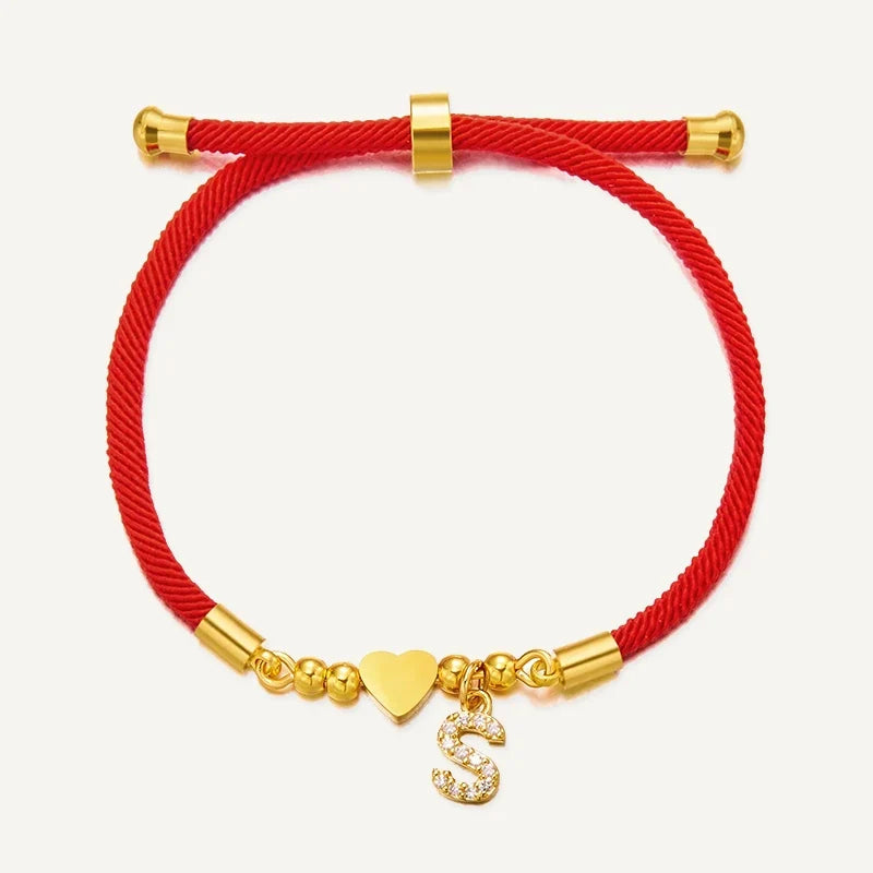Rotes Armband mit Buchstabe und goldenem Herz