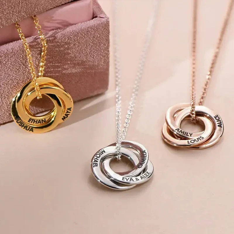 Kette mit verschlungenen Ringen und Namen
