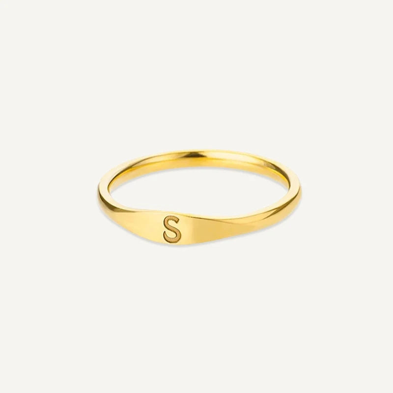 Ring mit Buchstabe graviert