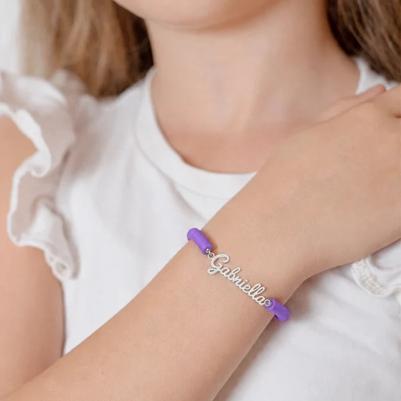 Kinderarmband mit Namen und bunten Elementen