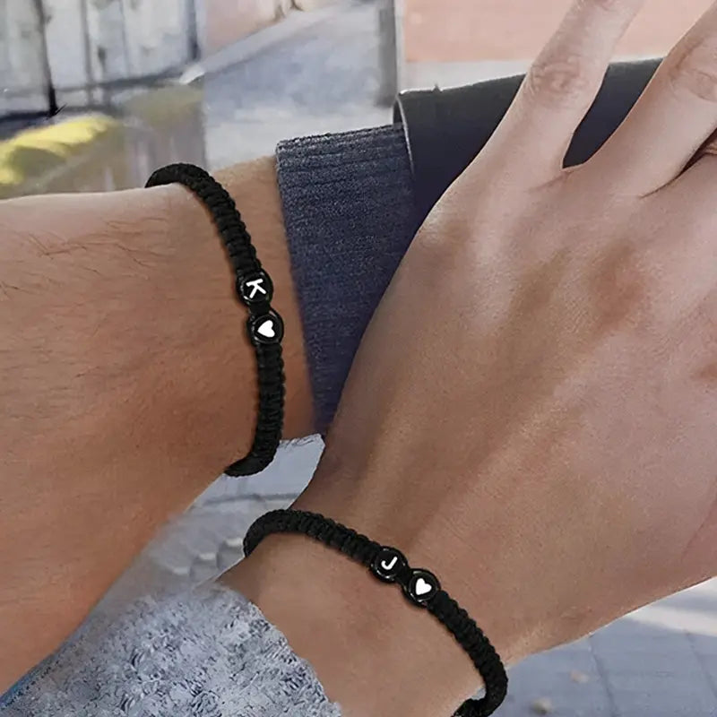 Partnerarmbänder geflochten mit Buchstabe und Herz