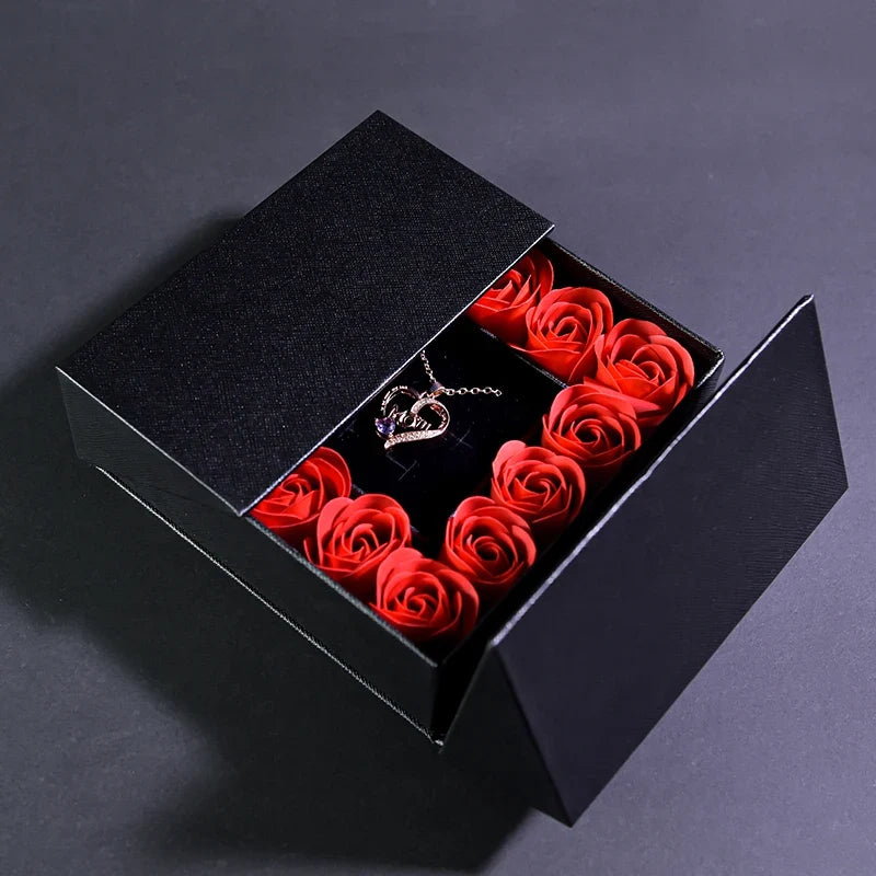 Geschenkbox mit ewiger Rose und Kette