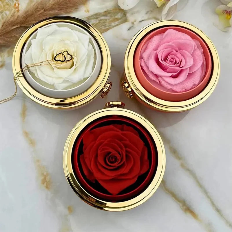 Ewige Rose unter Glaskuppel mit Kette
