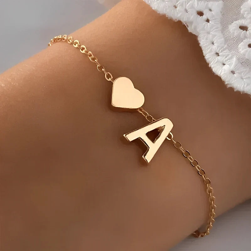 Feines Armband mit Buchstabe und goldenem Herz