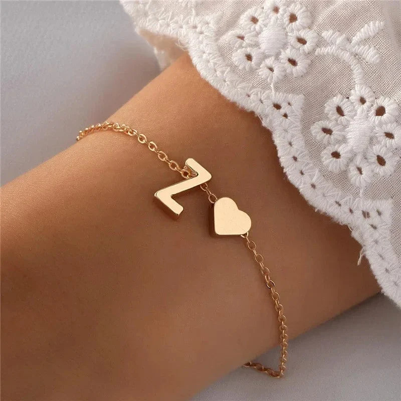 Feines Armband mit Buchstabe und goldenem Herz