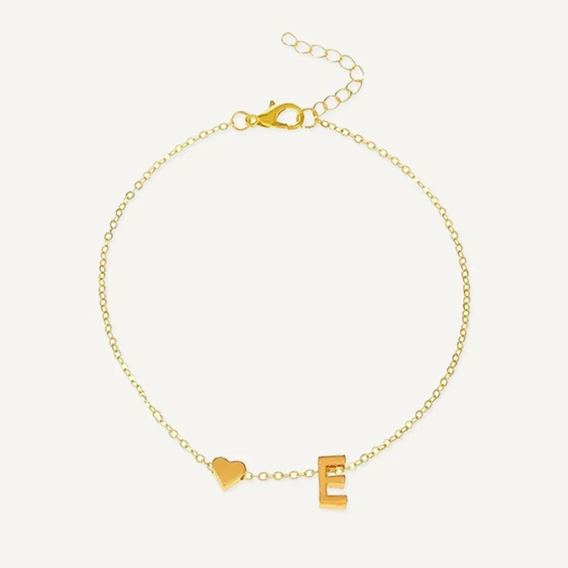 Feines Armband mit Buchstabe und goldenem Herz