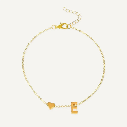 Feines Armband mit Buchstabe und goldenem Herz