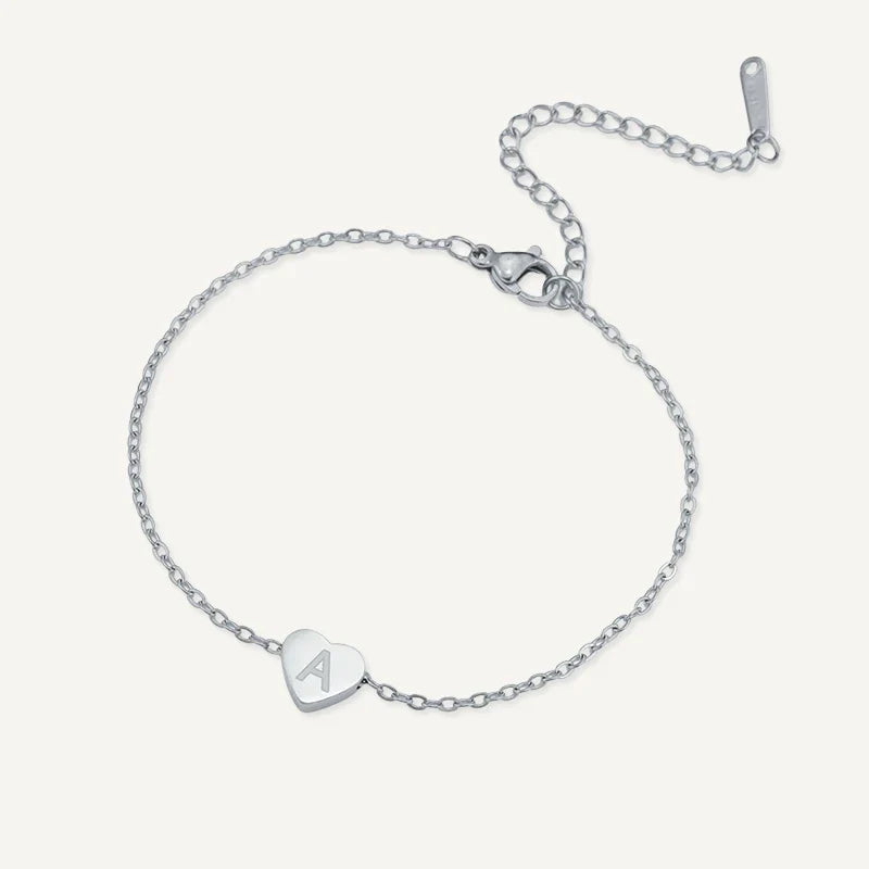 Armband mit Herz und graviertem Buchstaben