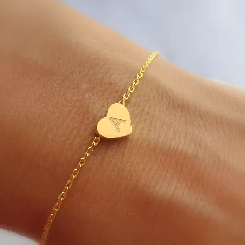 Armband mit Herz und graviertem Buchstaben