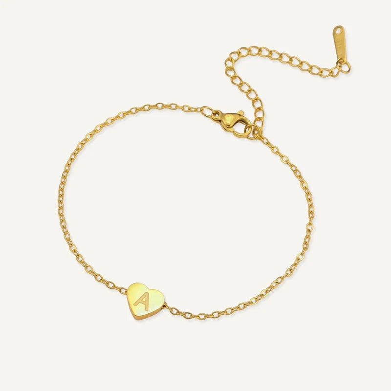 Armband mit Herz und graviertem Buchstaben
