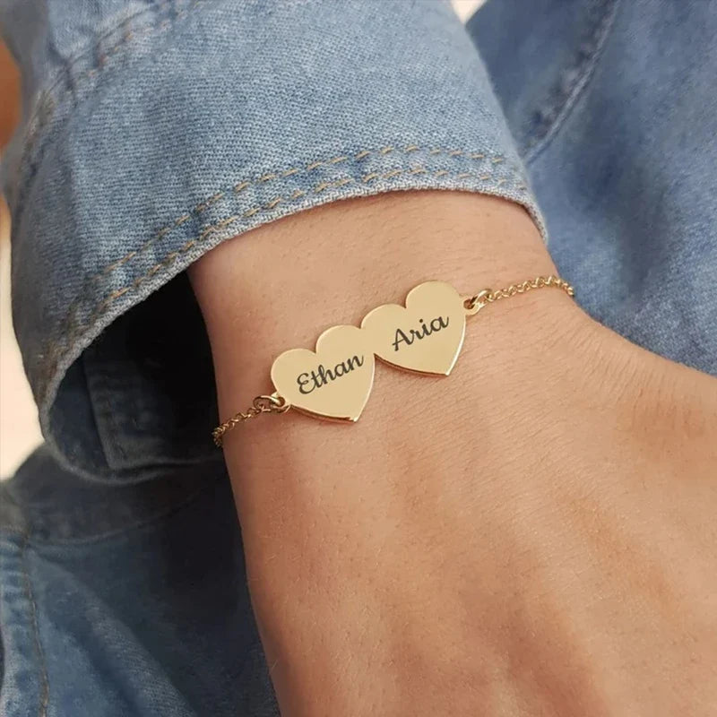 Armband mit Herzen und gravierten Namen