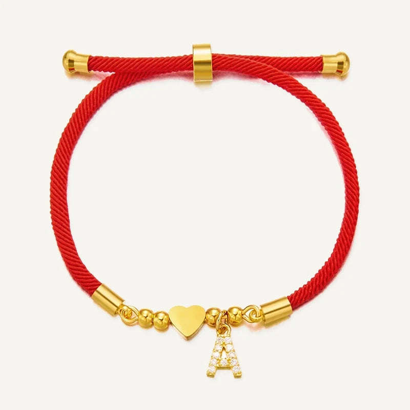 Rotes Armband mit Buchstabe und goldenem Herz