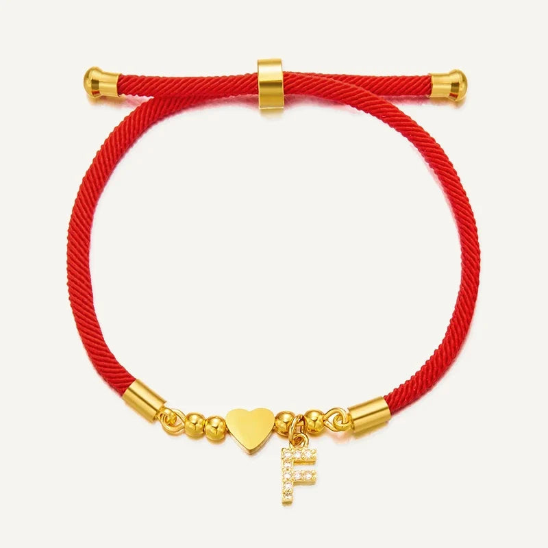 Rotes Armband mit Buchstabe und goldenem Herz