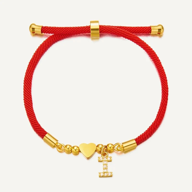 Rotes Armband mit Buchstabe und goldenem Herz