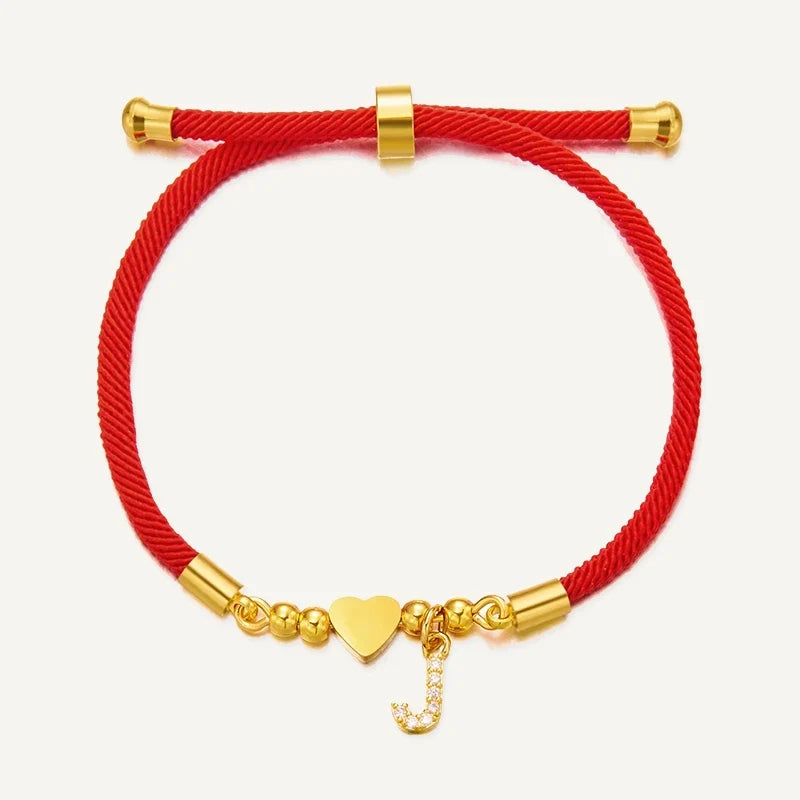 Rotes Armband mit Buchstabe und goldenem Herz