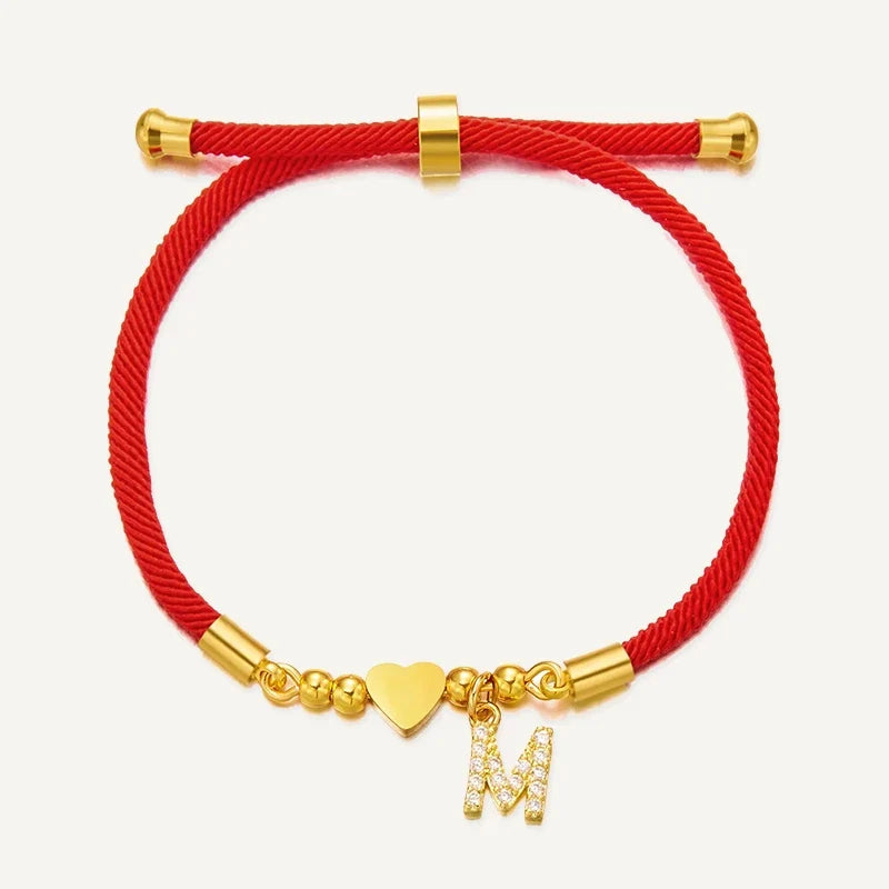 Rotes Armband mit Buchstabe und goldenem Herz
