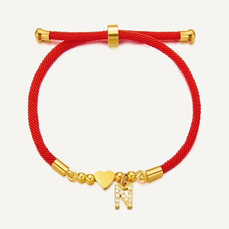 Rotes Armband mit Buchstabe und goldenem Herz