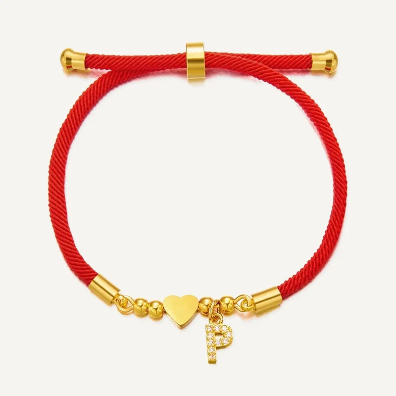 Rotes Armband mit Buchstabe und goldenem Herz