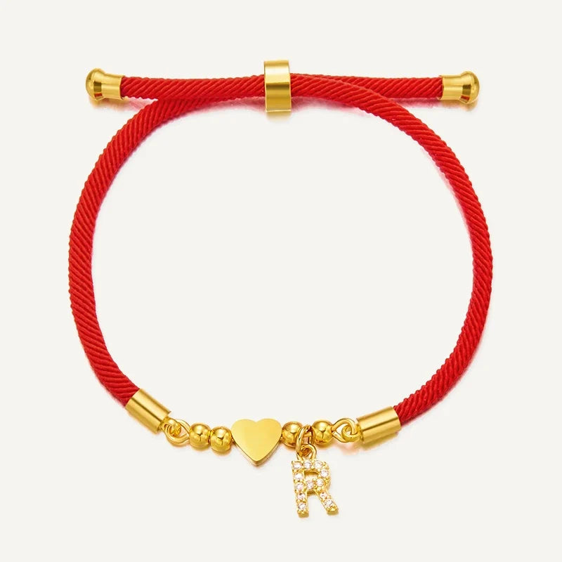 Rotes Armband mit Buchstabe und goldenem Herz