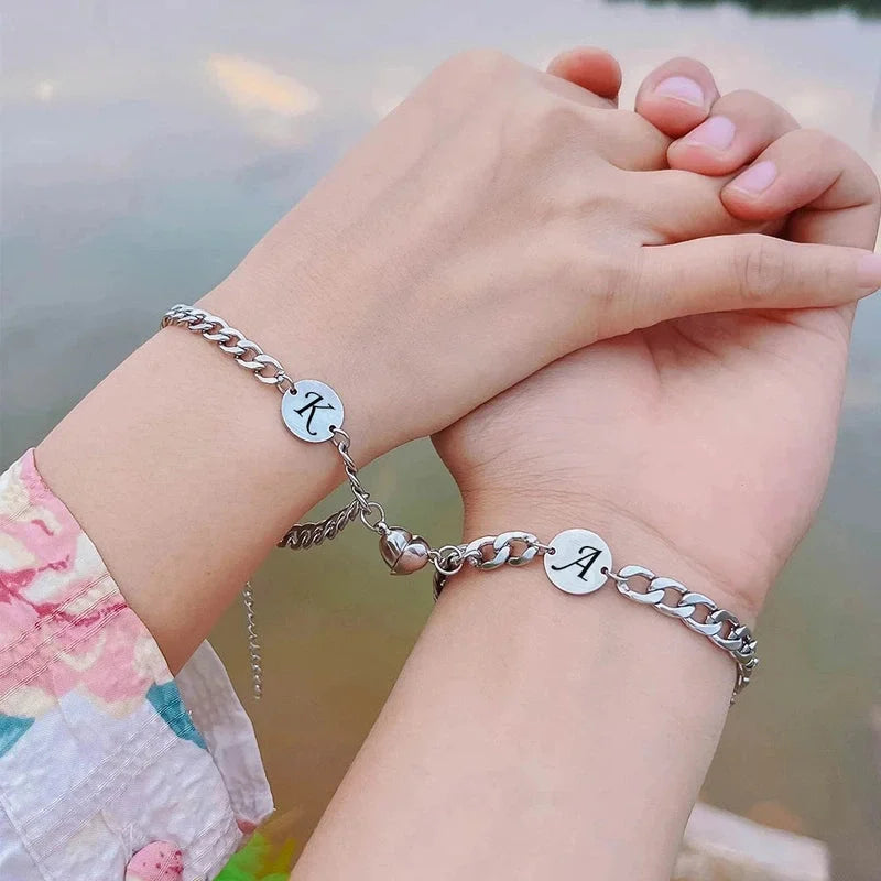 Partnerarmbänder mit Buchstaben und Magnetherz