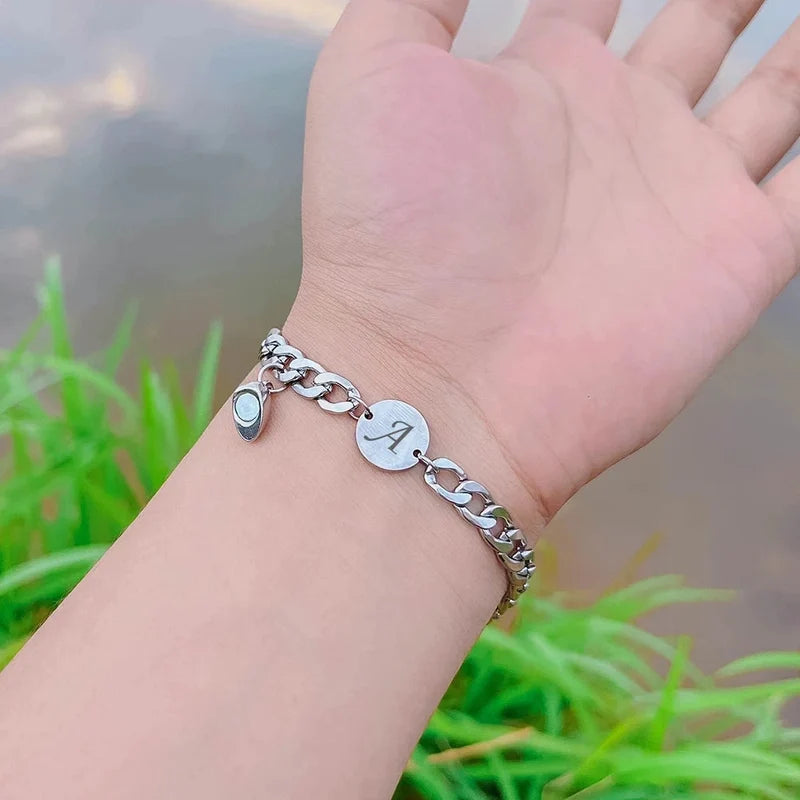 Partnerarmbänder mit Buchstaben und Magnetherz
