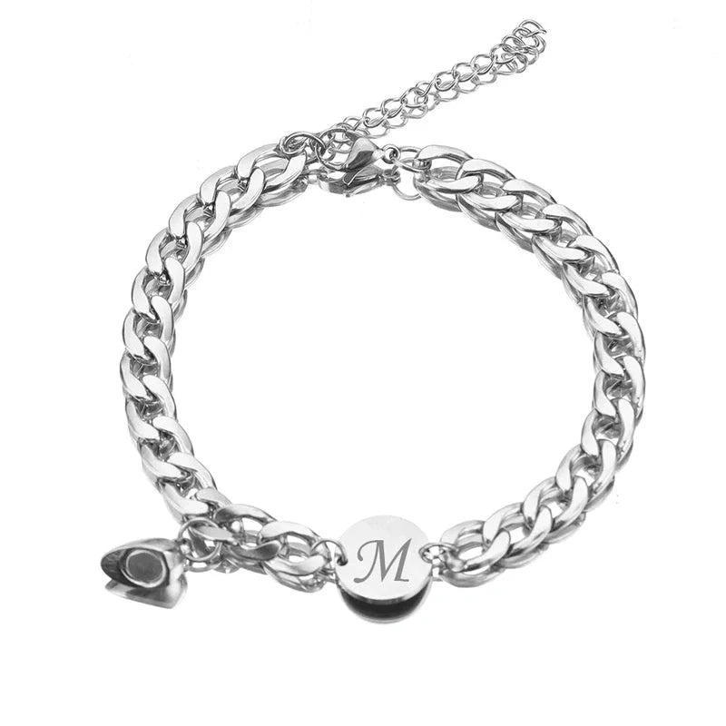 Partnerarmbänder mit Buchstaben und Magnetherz