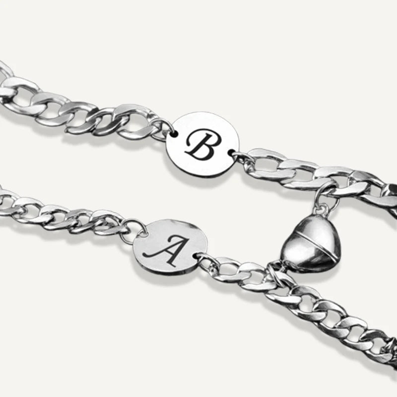 Partnerarmbänder mit Buchstaben und Magnetherz