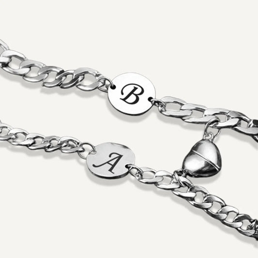 Partnerarmbänder mit Buchstaben und Magnetherz