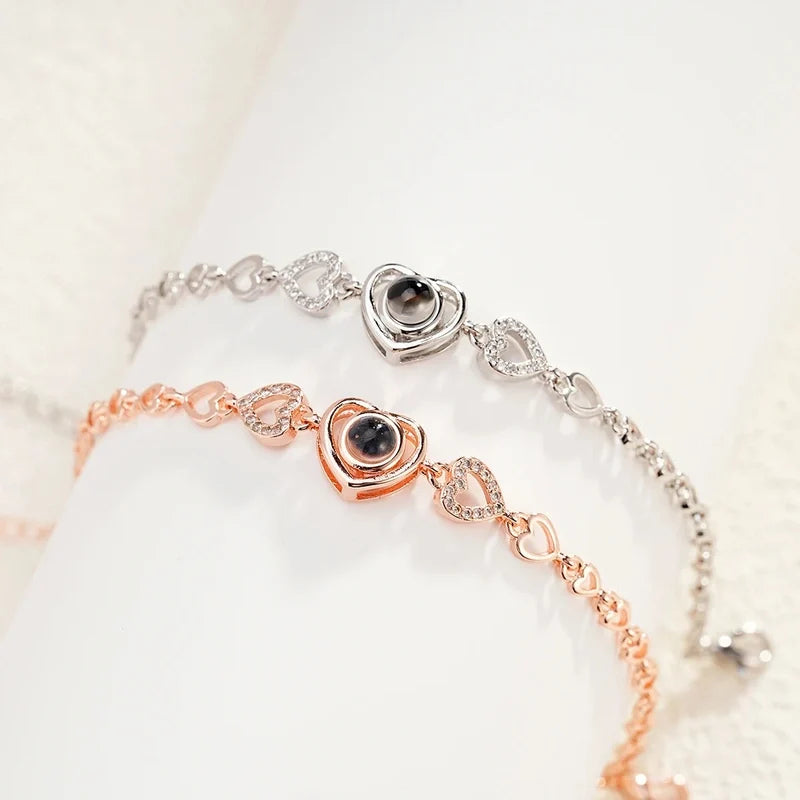 Fotoarmband mit Herz und Bildprojektion