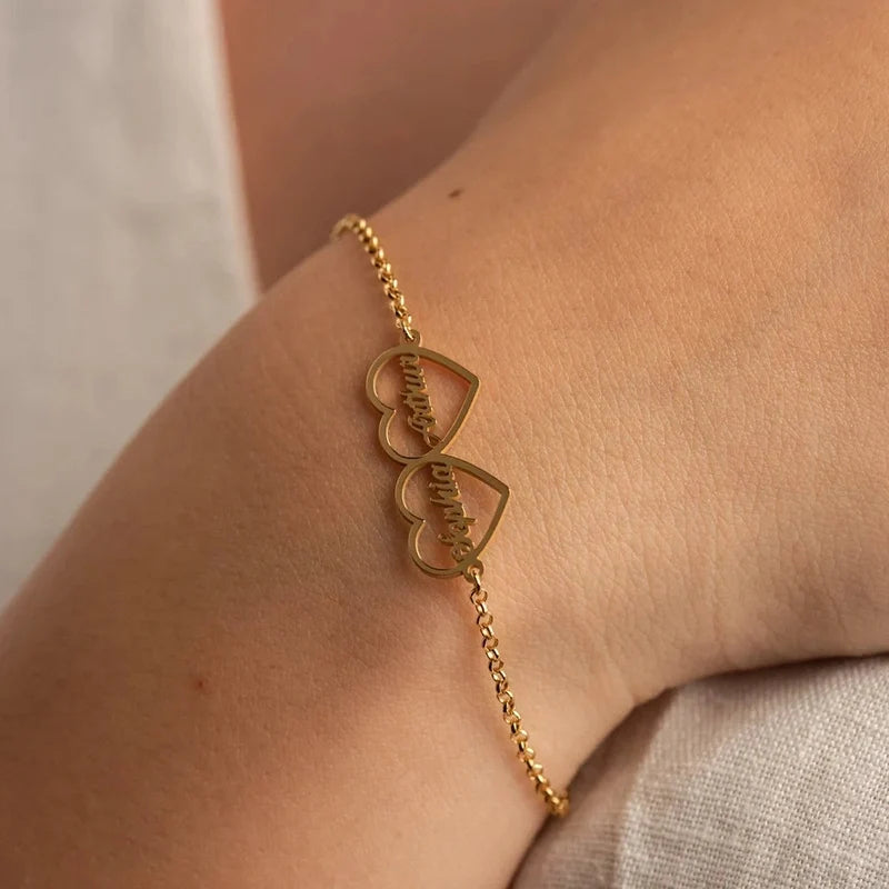 Armband mit zwei Herzen und gravierten Namen