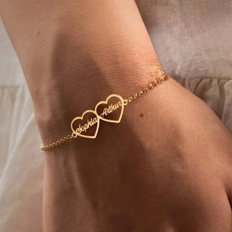 Armband mit zwei Herzen und gravierten Namen