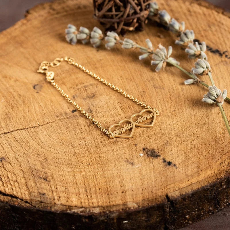 Armband mit zwei Herzen und gravierten Namen