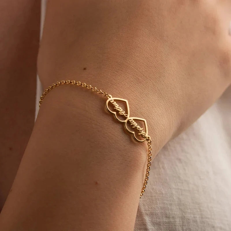Armband mit zwei Herzen und gravierten Namen