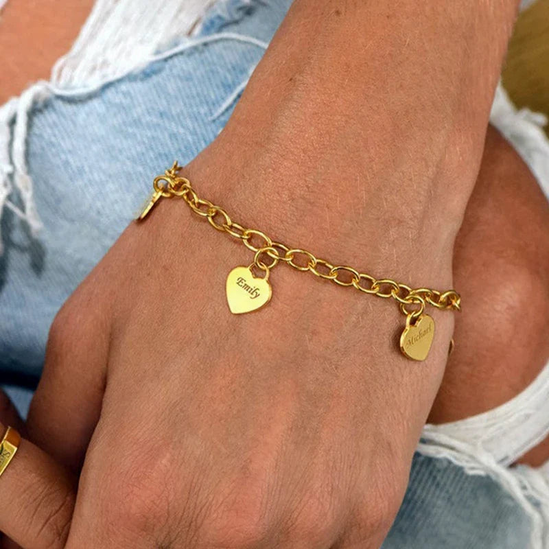 Armband mit Herzanhängern und Namen