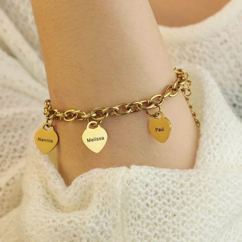 Armband mit Herzanhängern und Namen