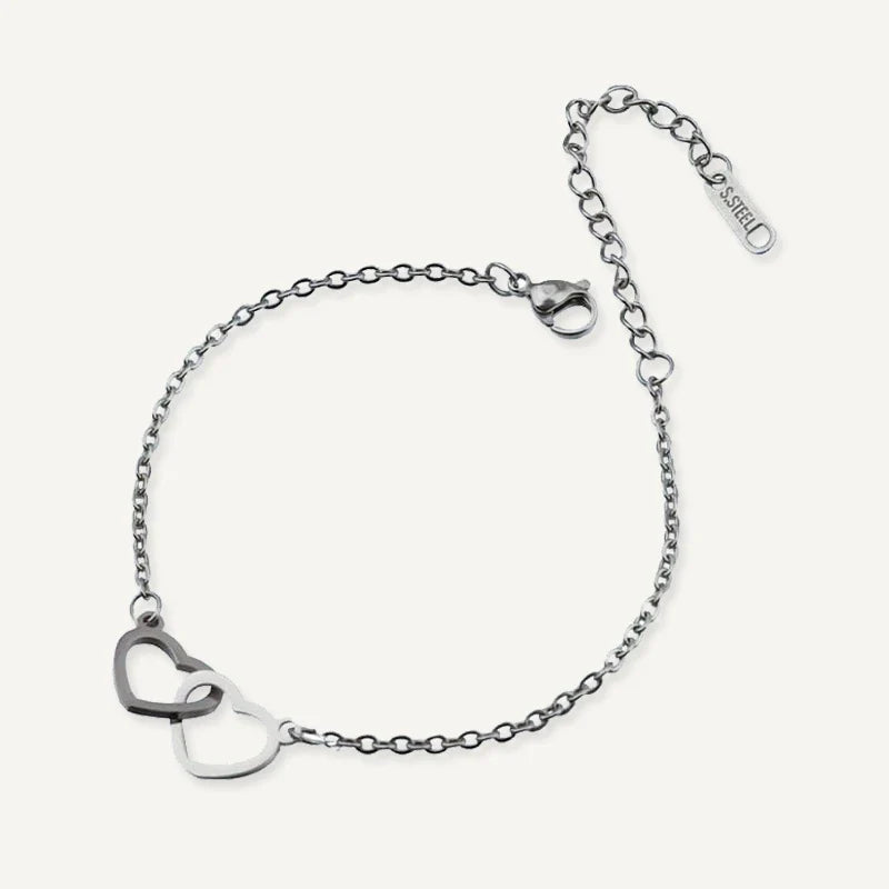 Armband mit zwei verschlungenen Herzen und Namen