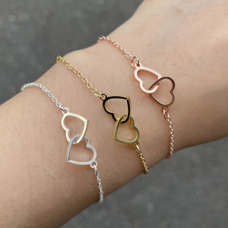 Armband mit zwei verschlungenen Herzen und Namen