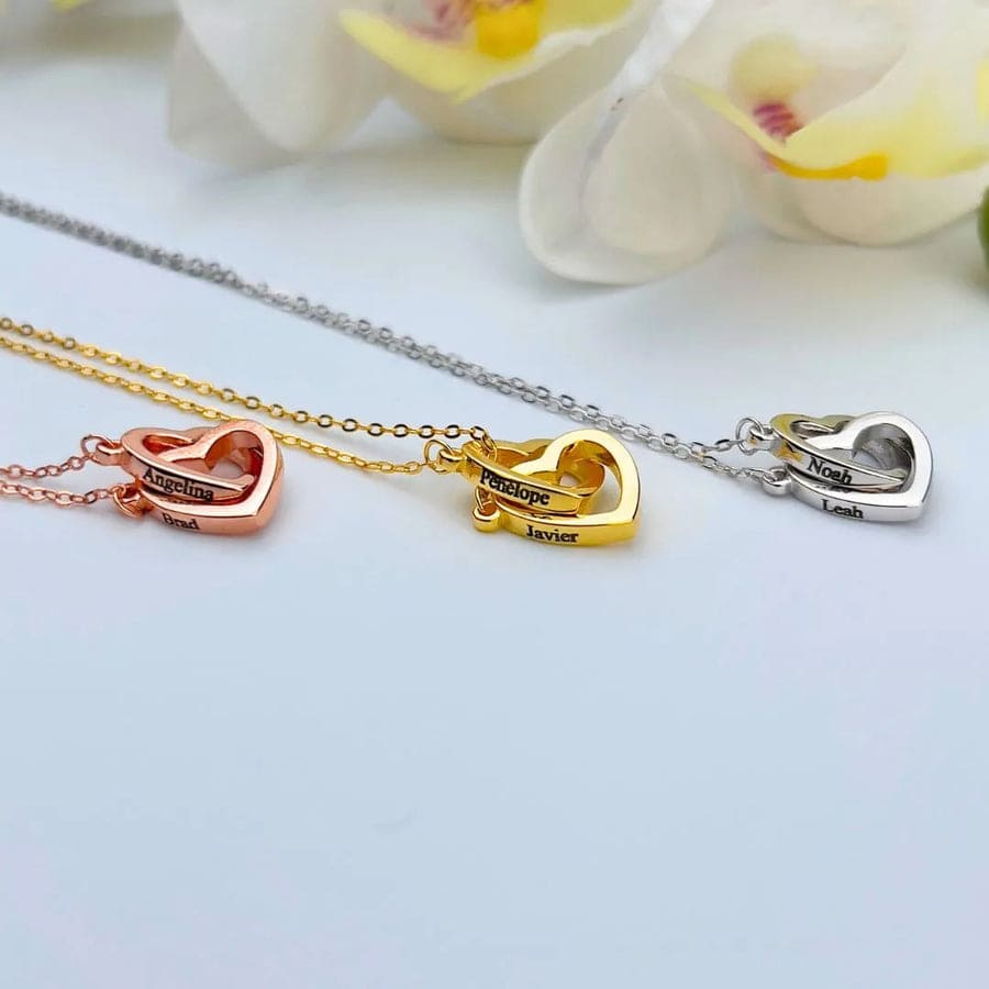 Armband mit zwei verschlungenen Herzen und Namen