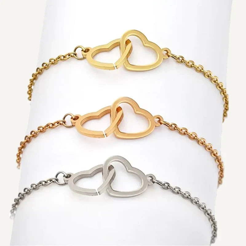 Armband mit zwei verschlungenen Herzen und Namen