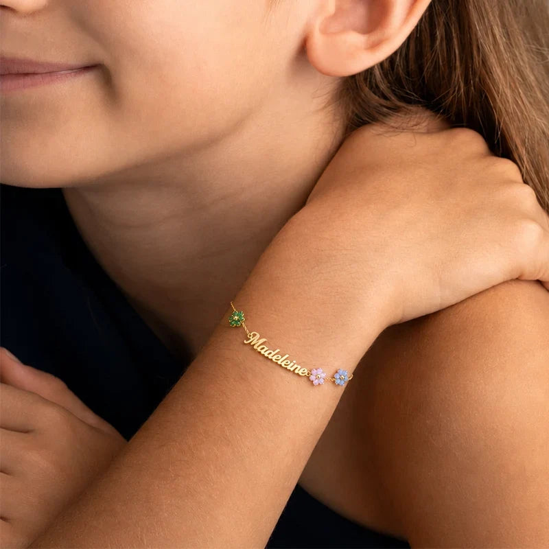 Kinderarmband mit Namen und bunten Blumen
