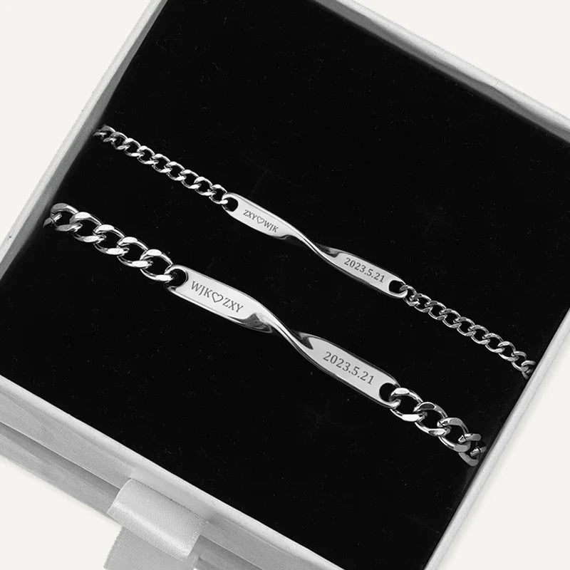 Partnerarmbänder mit Namen und Datum