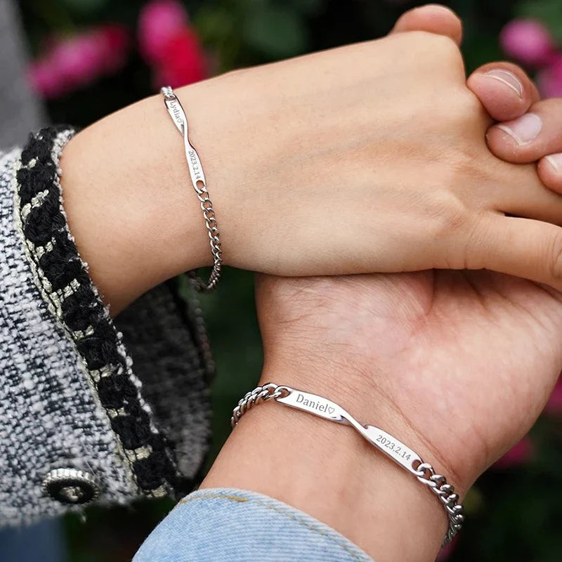 Partnerarmbänder mit Namen und Datum