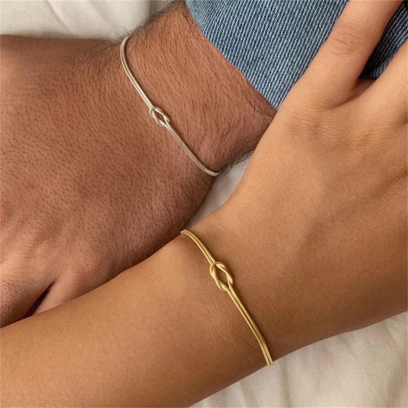 Partnerarmbänder mit Knoten und Buchstaben