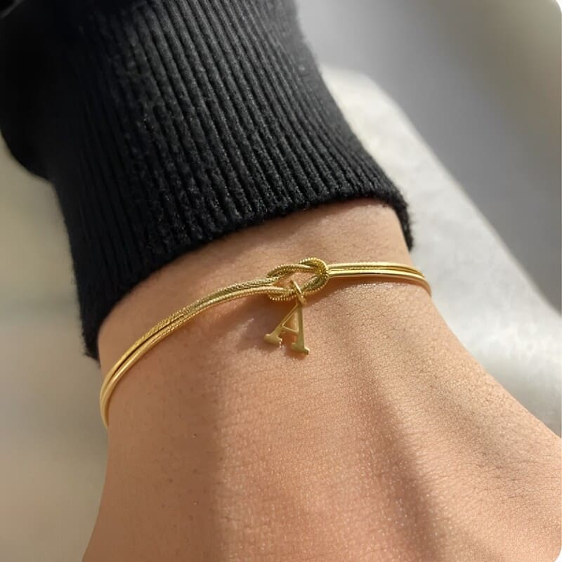 Partnerarmbänder mit Knoten und Buchstaben