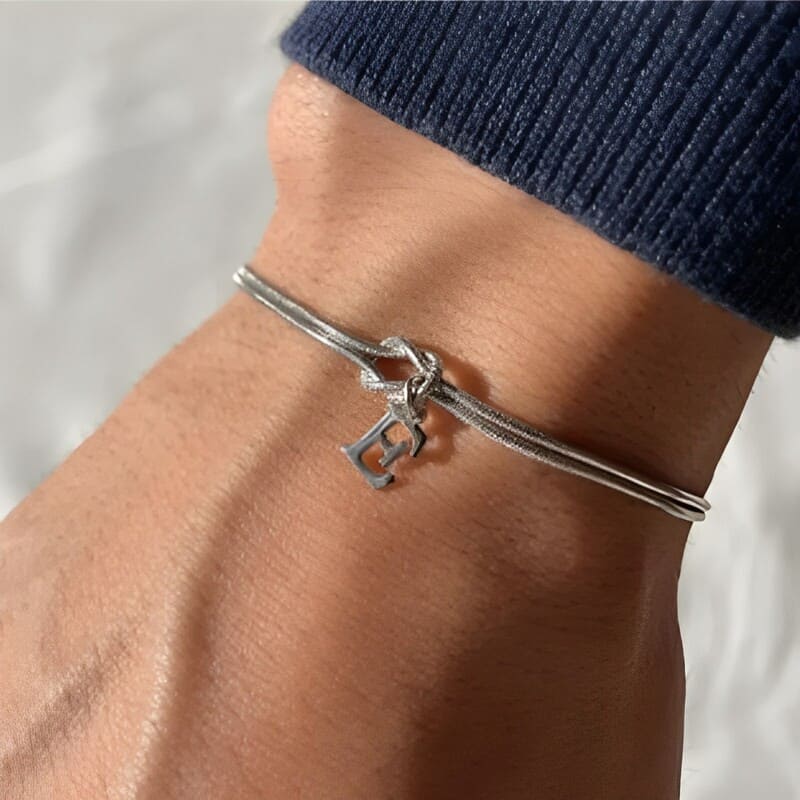 Partnerarmbänder mit Knoten und Buchstaben
