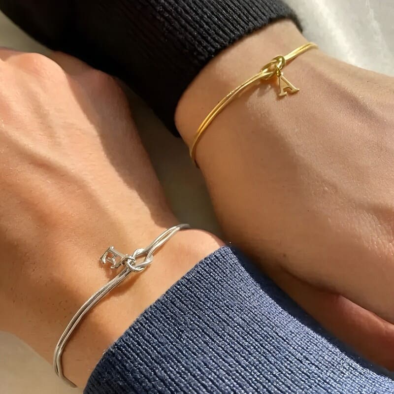 Partnerarmbänder mit Knoten und Buchstaben