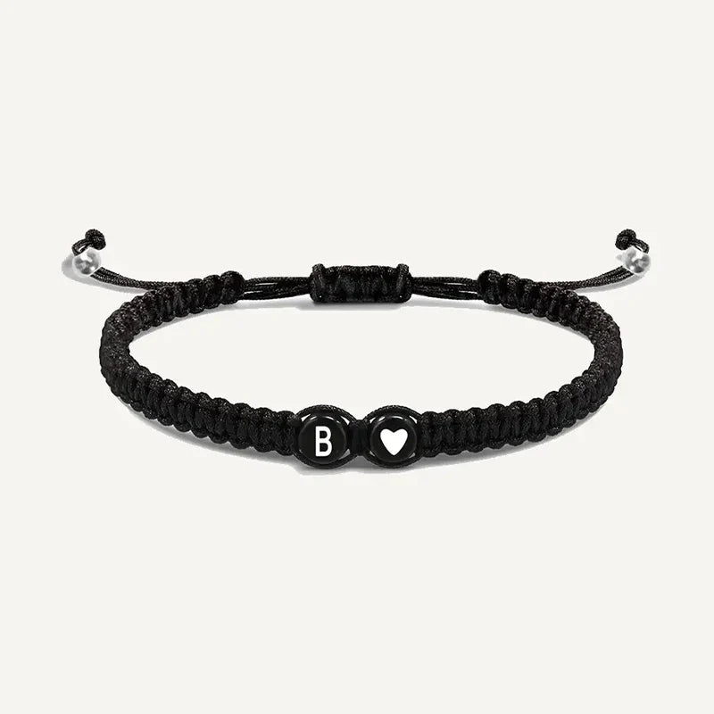 Partnerarmbänder geflochten mit Buchstabe und Herz