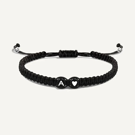 Partnerarmbänder geflochten mit Buchstabe und Herz