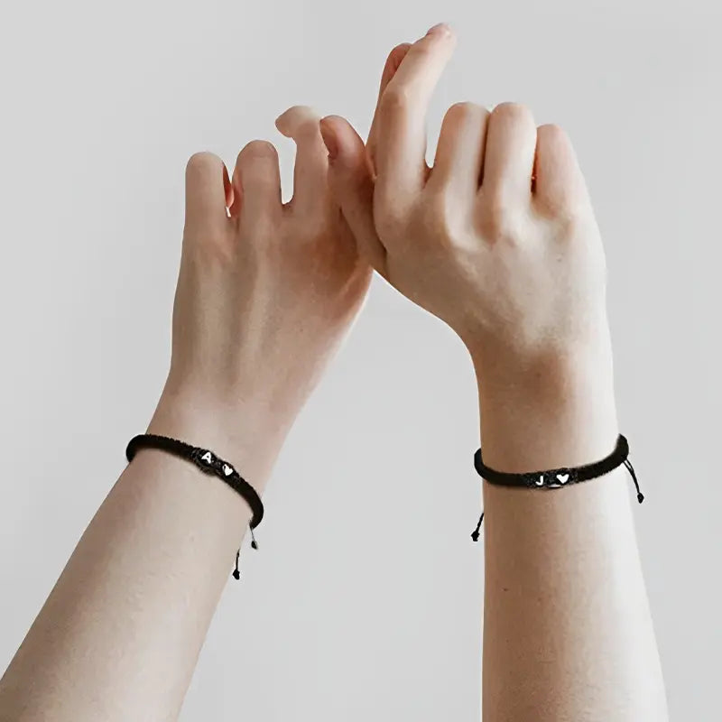 Partnerarmbänder geflochten mit Buchstabe und Herz