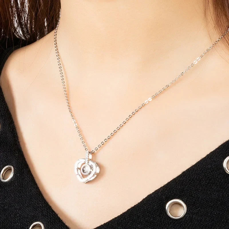 Ewige Rose mit Kette in 100 Sprachen